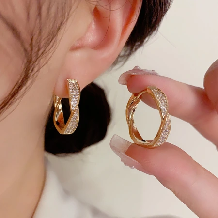 Japanese and Korean personalized fashion micro-inset twisted ear rims, high-end, simple and exaggerated, niche design sense, the same style of earrings as Internet celebrities Japanese and Korean personalized fashion micro-inset twisted ear rims, high-end, simple and exaggerated, niche design sense, the same style of earrings as Internet celebrities